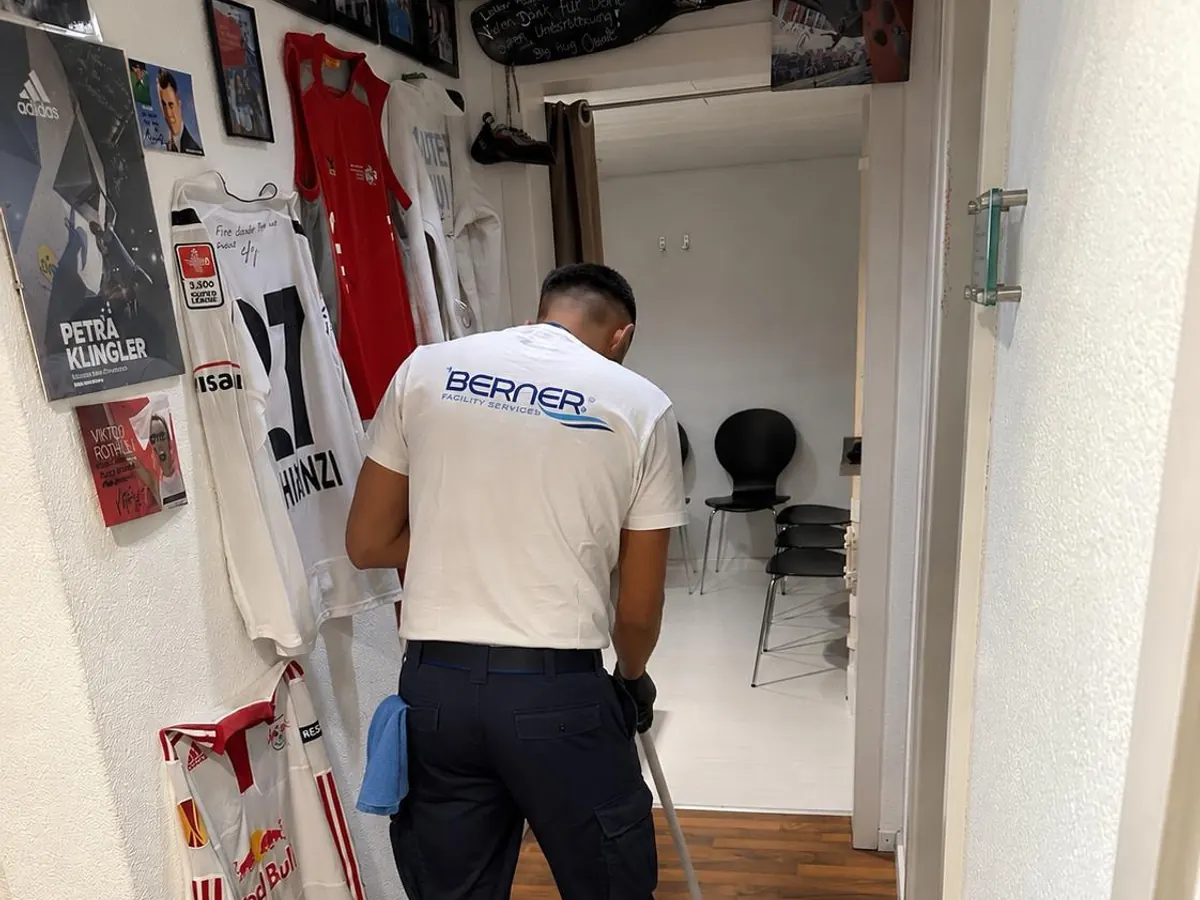 Mitarbeiter von Berner Facility Services bei der Unterhaltsreinigung in Bern